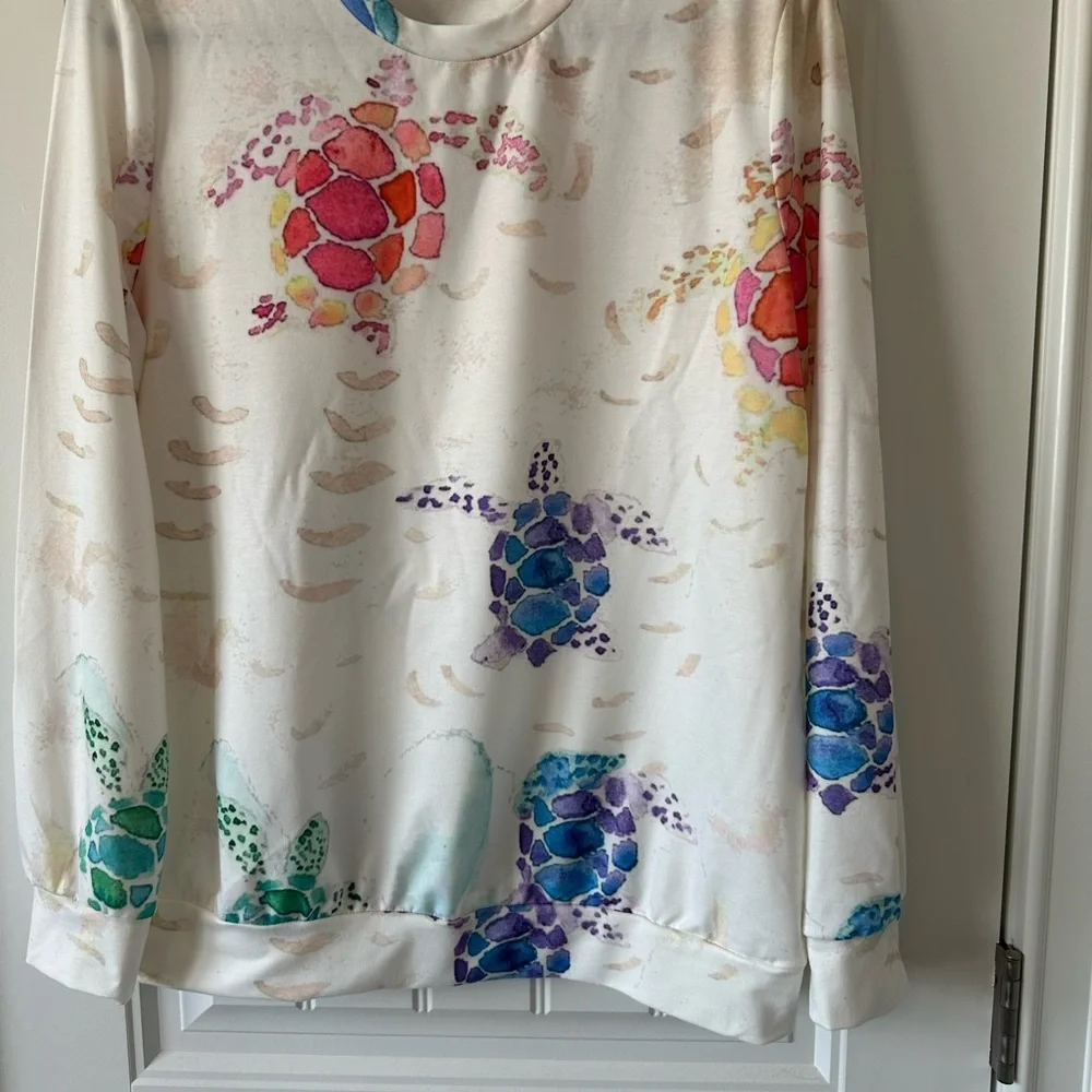 White top with turtles print -Large NWOT - Picture 4 of 9